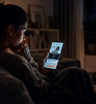 Mujer consultando un curso online en el móvil mientras reflexiona sobre cómo elegir una formación con criterio."
